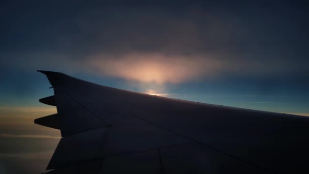 Timelapse latającego samolotu na wieczornym niebie filmowane z okna — Wideo stockowe