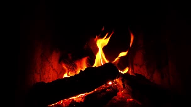 用慢镜头拍摄的燃烧着的火焰在石洞中的火势 — 图库视频影像