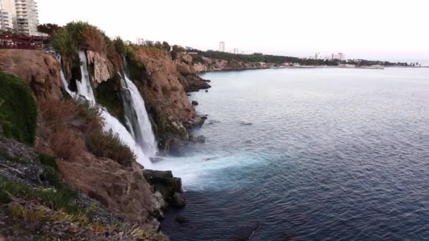 Αργή κίνηση του χαμηλότερου καταρράκτη Duden στις ακτές της Μεσογείου στην Τουρκία — Αρχείο Βίντεο