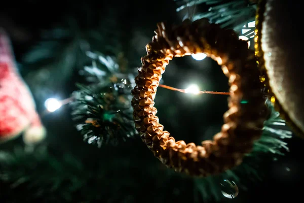 Kerst feestelijke decoraties opknoping op dennenboom gefilmd in close-up — Stockfoto