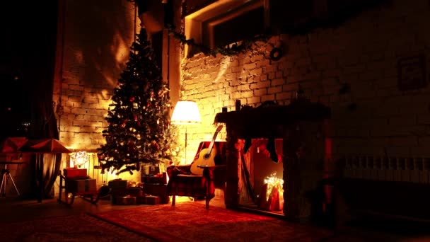 Ambiance chaleureuse de Noël intérieur dans la maison avec épicéa sapin festif et fausse cheminée en boucle — Video