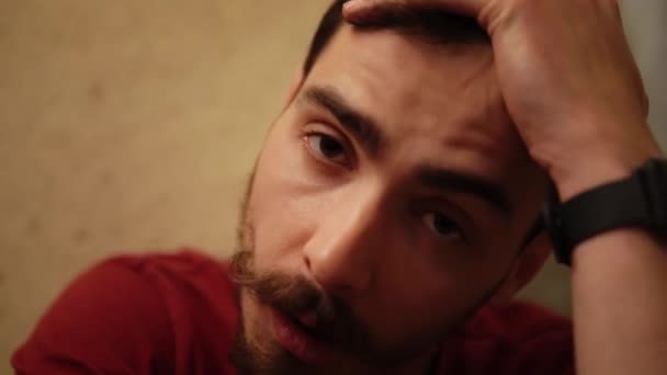 Makro portré részeg hipszter szenved a fájdalom és a mámor megérinti az arcát — Stock videók