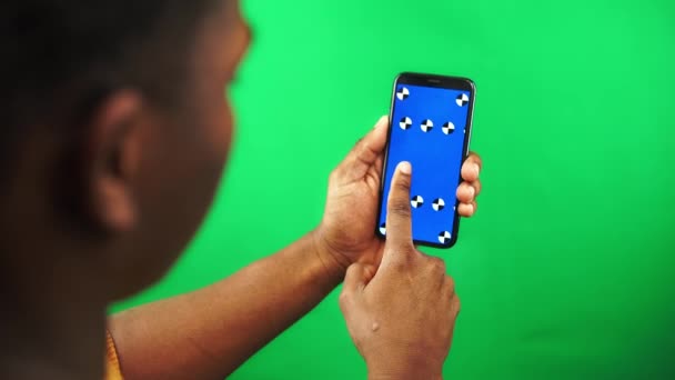 Svart man håller smartphone med spårmarkörer display och svepa vänster och tryck sedan på pekskärmen — Stockvideo