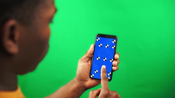 Close-up beelden van zwarte man handen houden smartphone met tracking points en zoomen door vingers — Stockvideo