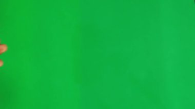 Dokunmatik ekranı yeşil ekranda siyah bir erkek eliyle kontrol etmek için 15 el hareketi