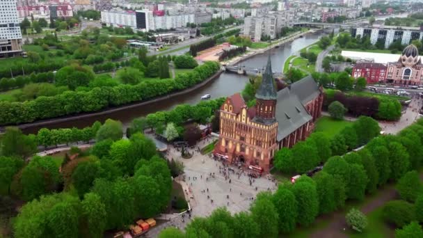 Vista da cidade de Kaliningrado e sua famosa catedral em estilo gótico situada na ilha de Kant — Vídeo de Stock