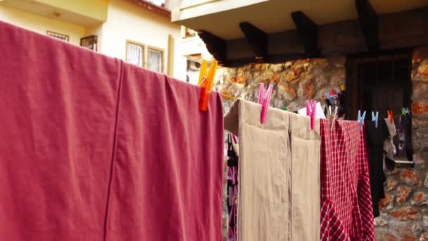 从室外晾衣绳上脱下干洗干净衣服的妇女的全景 — 图库视频影像