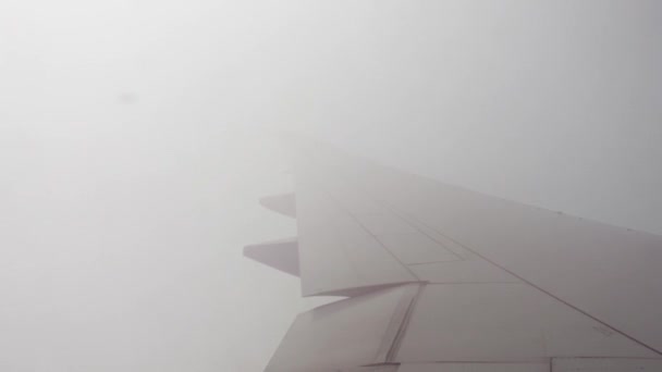 Πλάνα της πτέρυγας του αεροπλάνου που αιωρείται πάνω από το cloudscape την ημέρα — Αρχείο Βίντεο