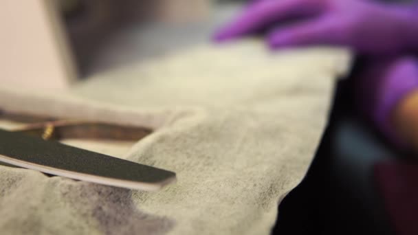 Macro filmagem de instrumentos estéreis preparados para o procedimento de manicure e master hand taking file — Vídeo de Stock