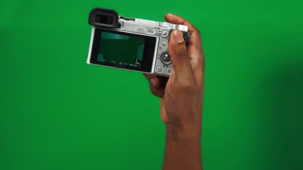 Conjunto de 3 gestos de manos negras masculinas sosteniendo la cámara fotográfica plateada y pulsando el botón sobre el fondo de pantalla verde — Vídeos de Stock