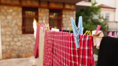 Bir evin arka bahçesindeki mandallarla asılı halatın makro görüntüsü.