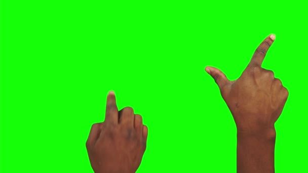 Pacote de 27 gestos feitos por mãos masculinas pretas para controlar a tela sensível ao toque no fundo do canal alfa — Vídeo de Stock