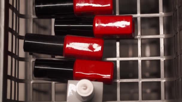 Σύνολο κόκκινου χρώματος βερνίκια νυχιών που βρίσκονται σε δοχείο γυρισμένο από πάνω σε κοντινό πλάνο — Αρχείο Βίντεο