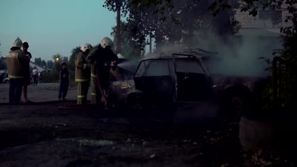 Equipo de bomberos extinguió con éxito el coche en llamas — Vídeos de Stock