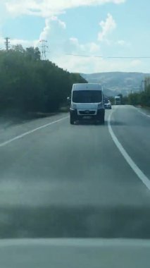 Arabanın arka penceresinden Yılan Yolu 'nda zaman ayarında hareket ederken görüntüle