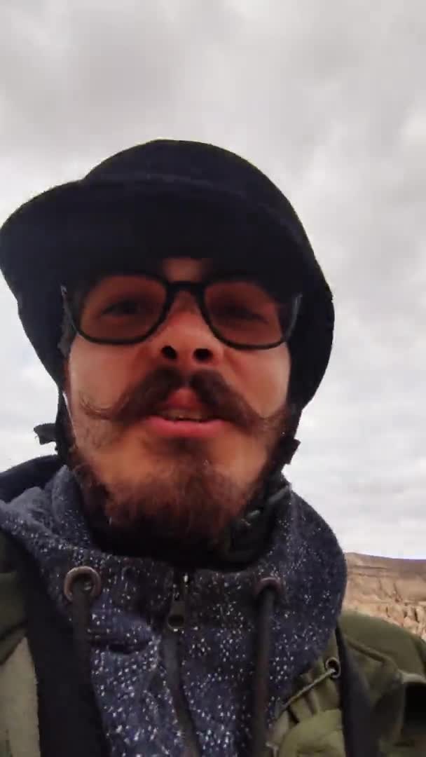Junger Kaukasier auf Pferd macht Selfie und zeigt anderen Touristen — Stockvideo