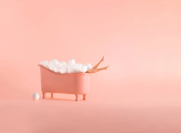 Minimum pastel pembe banyo ve rahatlatıcı konsept. 