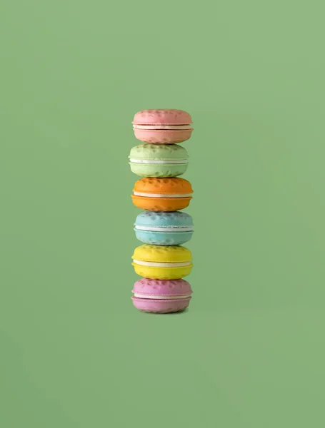 Bunte Macarons Komposition Vor Pastellgrünem Hintergrund Naturpalette Kreatives Layout — Stockfoto