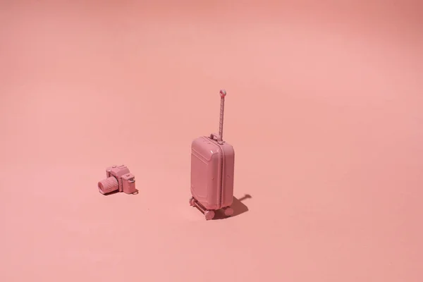 Koffer Und Fotokamera Vor Pastellrosa Hintergrund Minimale Reisekomposition Bereit Für — Stockfoto