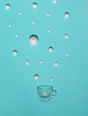 Pastel pembe arka planda iki kibrit yanıyor. Asgari, yaratıcı konsept, ilişki, çift, romantik aşk.