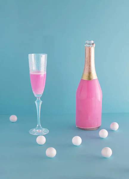 Champagnerflasche Und Hohes Art Deco Glas Mit Rosa Flüssigkeit Inneren — Stockfoto