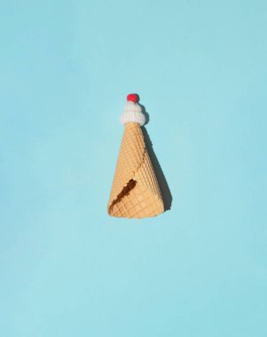 Dondurma külahı, üstünde ponpon olan yün şapka, en az yaratıcı Mutlu Noeller düzeni. Noel Baba teması.