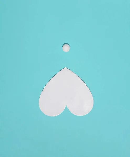 Herzform Und Schaumstoffball Minimale Kreative Komposition Vor Pastellblauem Hintergrund Liebesthema — Stockfoto
