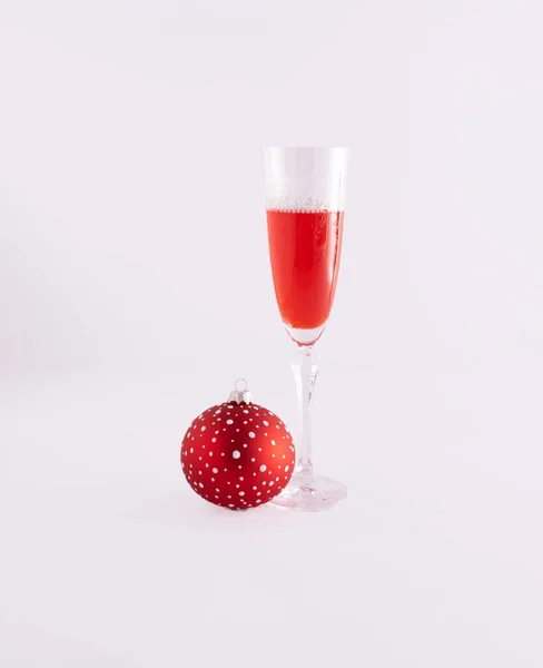 Flöte Champagnerglas Innen Rote Flüssigkeit Weihnachtsbaumkugel Beiseite Minimale Kreative Gestaltung — Stockfoto