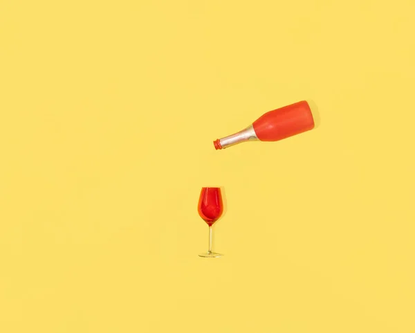 Rote Sektflasche Hohes Glas Minimales Kreatives Arrangement Vor Leuchtend Gelbem — Stockfoto