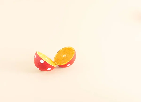 Orange Lackiert Vor Pastellfarbenem Hintergrund Kreative Sommergestaltung Exotische Fruchtidee — Stockfoto