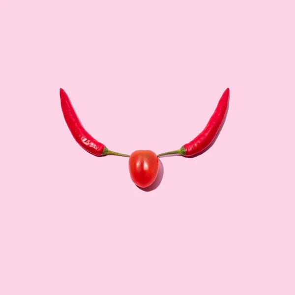 Röd Varm Chili Paprika Och Körsbärstomat Minimal Kreativ Grönsak Arrangemang — Stockfoto