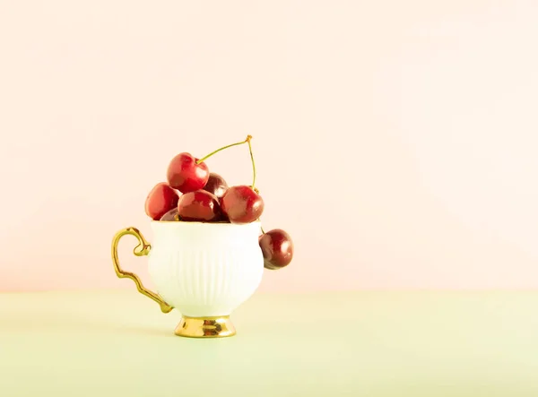 Frisch Fruchtiger Snack Kirschen Trendiger Porzellan Kaffeetasse Kreatives Arrangement Vor — Stockfoto