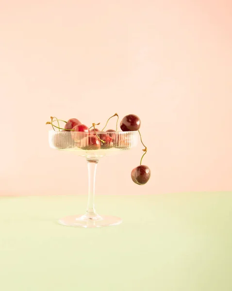 Art Deco Kristall Trendiges Champagnerglas Und Frische Kirschfrüchte Kreatives Arrangement — Stockfoto