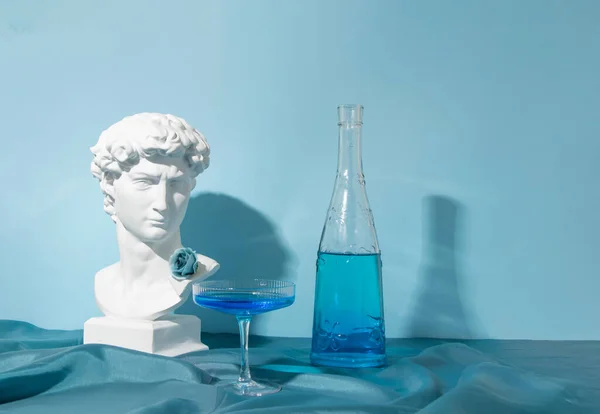 Kaltblaue Flüssigkeit Blumenflasche Champagnerglas Und Schöne Gips Männerbüste Kreative Ästhetische — Stockfoto
