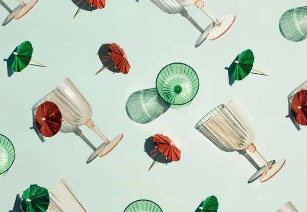 Cocktailgläser Und Regenschirme Kreatives Muster Auf Pastellminzfarbenem Hintergrund Sommerfest Idee — Stockfoto