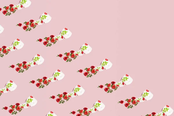トイレットペーパーのロール パステルピンクの背景に創造的な花のパターン 生活必需品 — ストック写真
