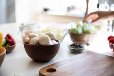 Mutfak tezgahında mantarlar