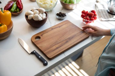 Mutfak tezgahı kesme makinesi, bıçak ve çatal bıçak. Yemek hazırlığı