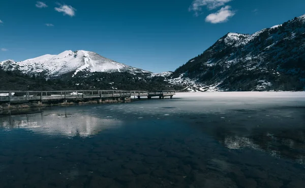 Frozen Pond Tang Lers French Pyrenees Mountains — Fotografia de Stock