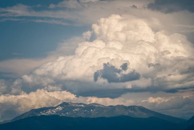 Kümülonimbus bulutu Pirenes dağının üzerinde