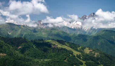 Arka planda Mont Valier ile Guzet kayak merkezinin görüntüsü