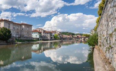 Saint-Girons şehri, Fransa 'nın güneybatısındaki Ariege bölgesinde.