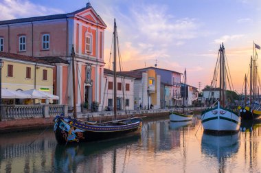 01-10-21 Güzel tarihi yelkenli gemileri Cesenatico, İtalya limanında