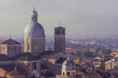 Yukarıdan Padova şehri, katedrale, kuleye ve meydana doğru havadan görüş.