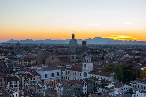 Padova città dall'alto, veduta aerea verso la cattedrale e le montagne — Foto Stock