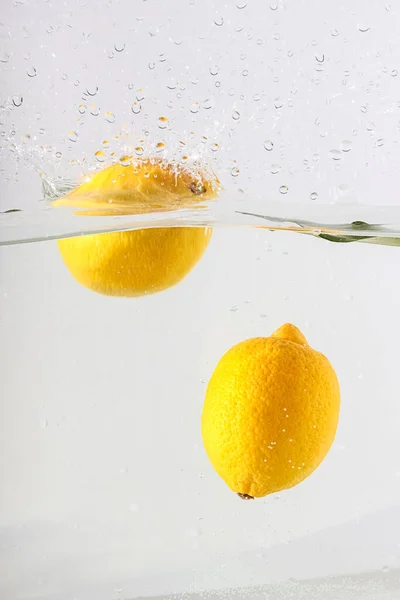 Limones Color Amarillo Brillante Flotan Aguas Claras Fondo Blanco — Foto de Stock