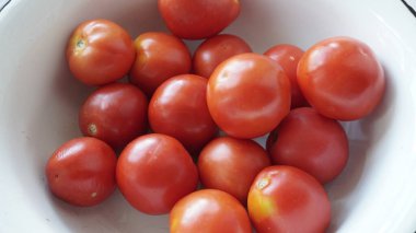 bir tabak içinde kırmızı domates