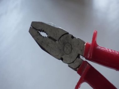 Kırmızı saplı pense