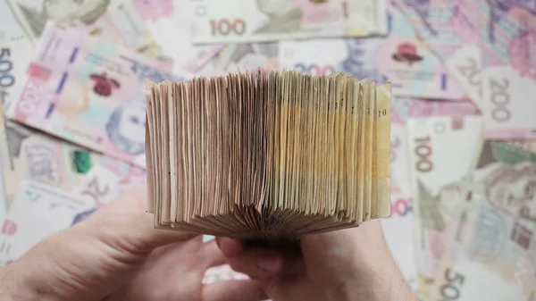 Egy Csomag Ukrán Papírpénz Egy Személy Kezében Bankjegyek Hátterében — Stock Fotó