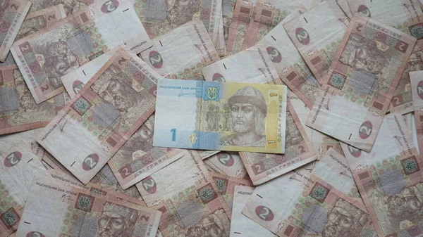 Українські Гроші Номінаціях Гривні Одна Гривня Центрі Дві Гривні Оточенні — стокове фото